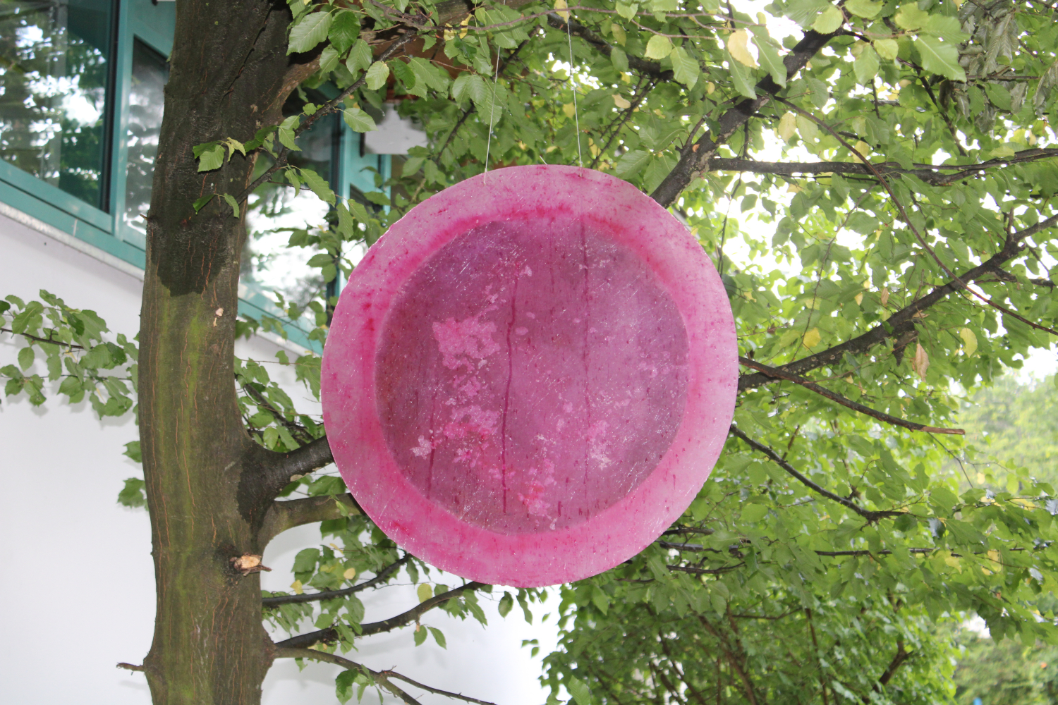 Das Kunstobjekt Dot von Harald Pompl im Park des Blindeninstituts Rückersdorf.