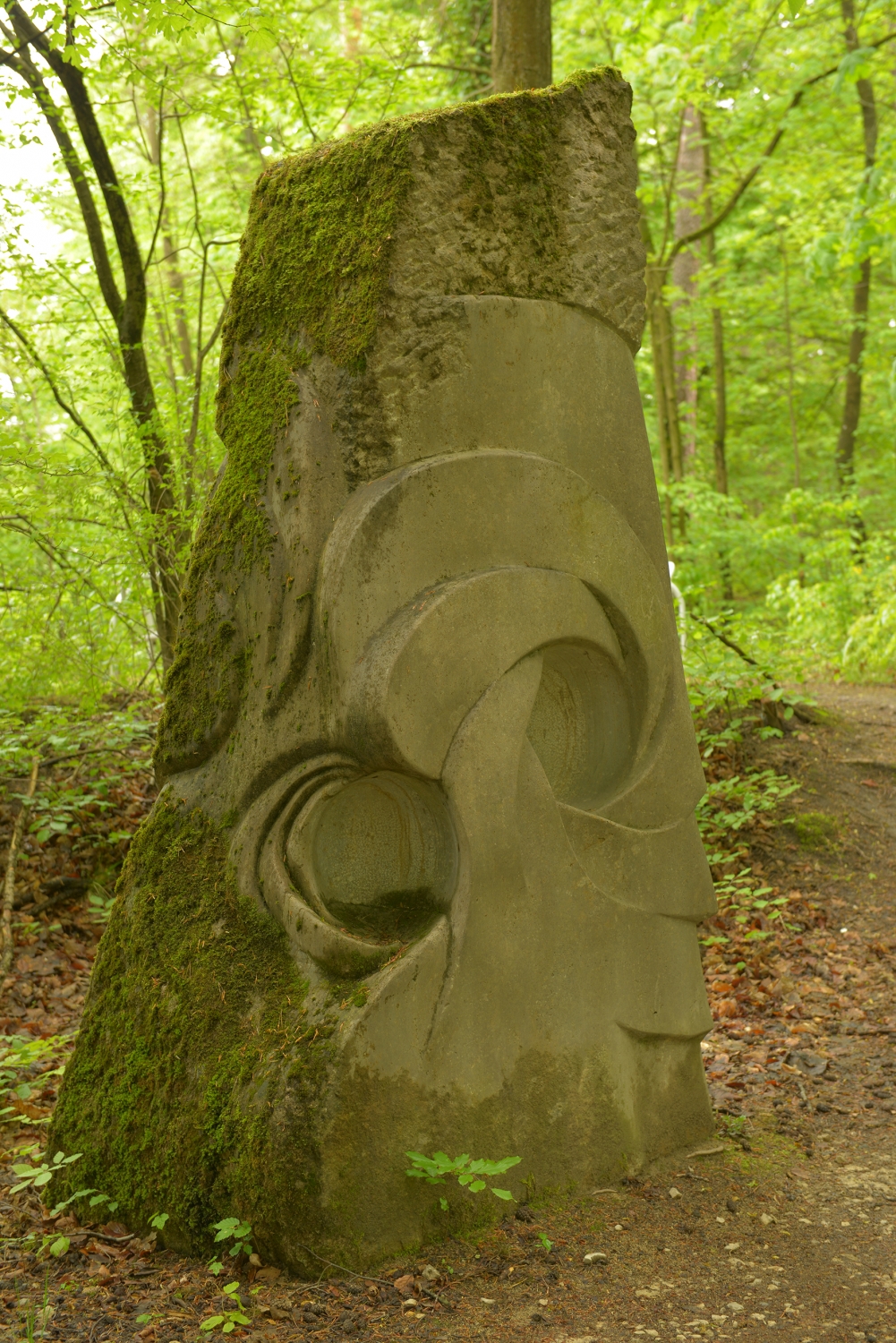 Das Kunstobjekt Summstein von Bernhard Rein im Park des Blindeninstituts Rückersdorf.