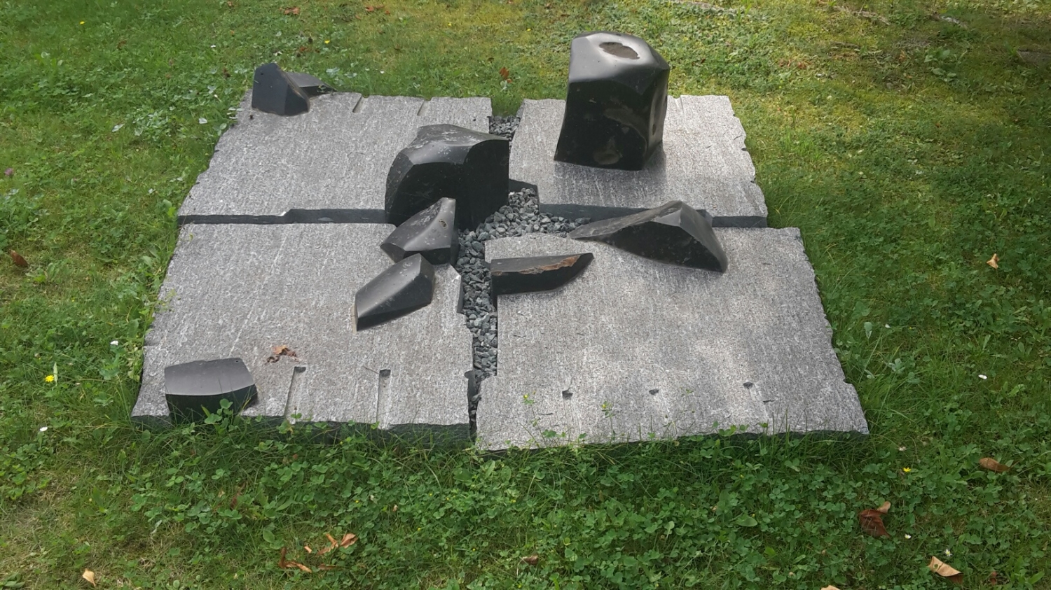 Das Kunstobjekt Inseln von Christian Ruckdeschel im Park des Blindeninstituts Rückersdorf.