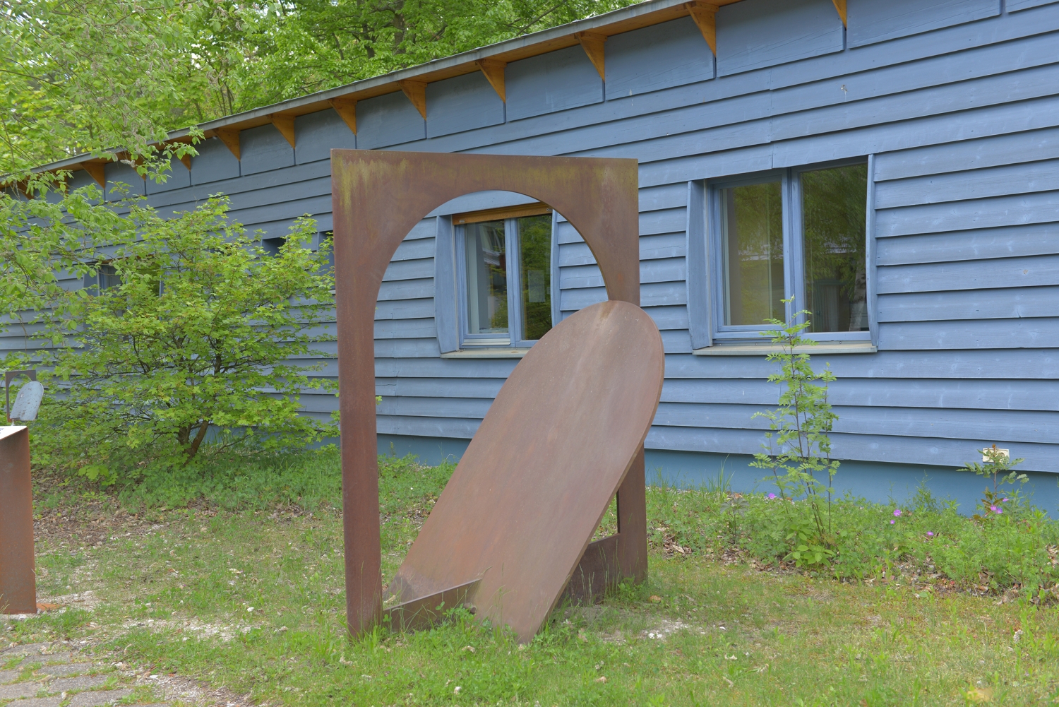 Das Kunstobjekt Großes Kopftor von Henryk Szychta im Park des Blindeninstituts Rückersdorf.