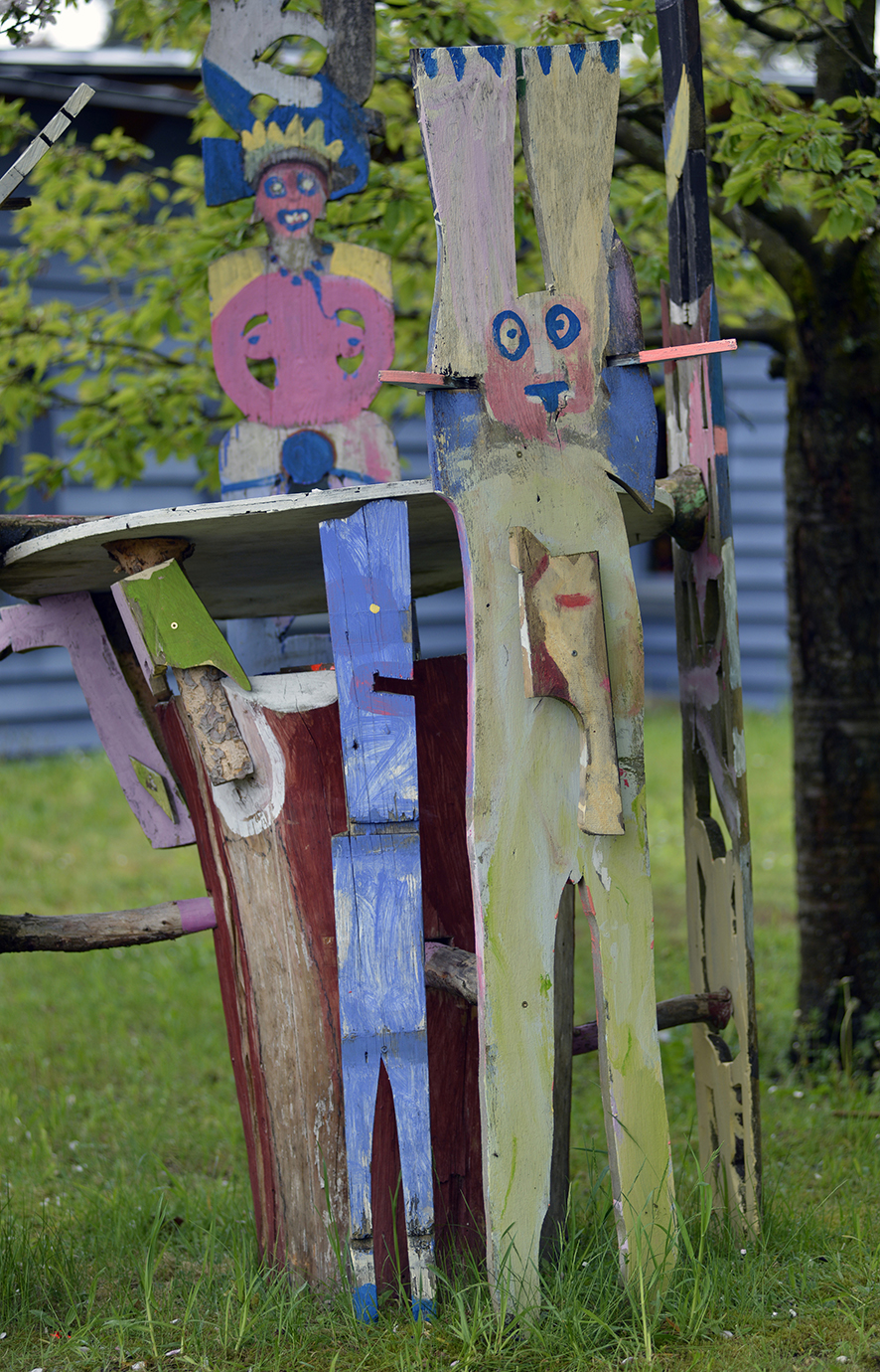 Das Kunstobjekt baum-stamm-tisch zu ehren einer kirschkernkönigin von Reiner Zitta im Park des Blindeninstituts Rückersdorf.