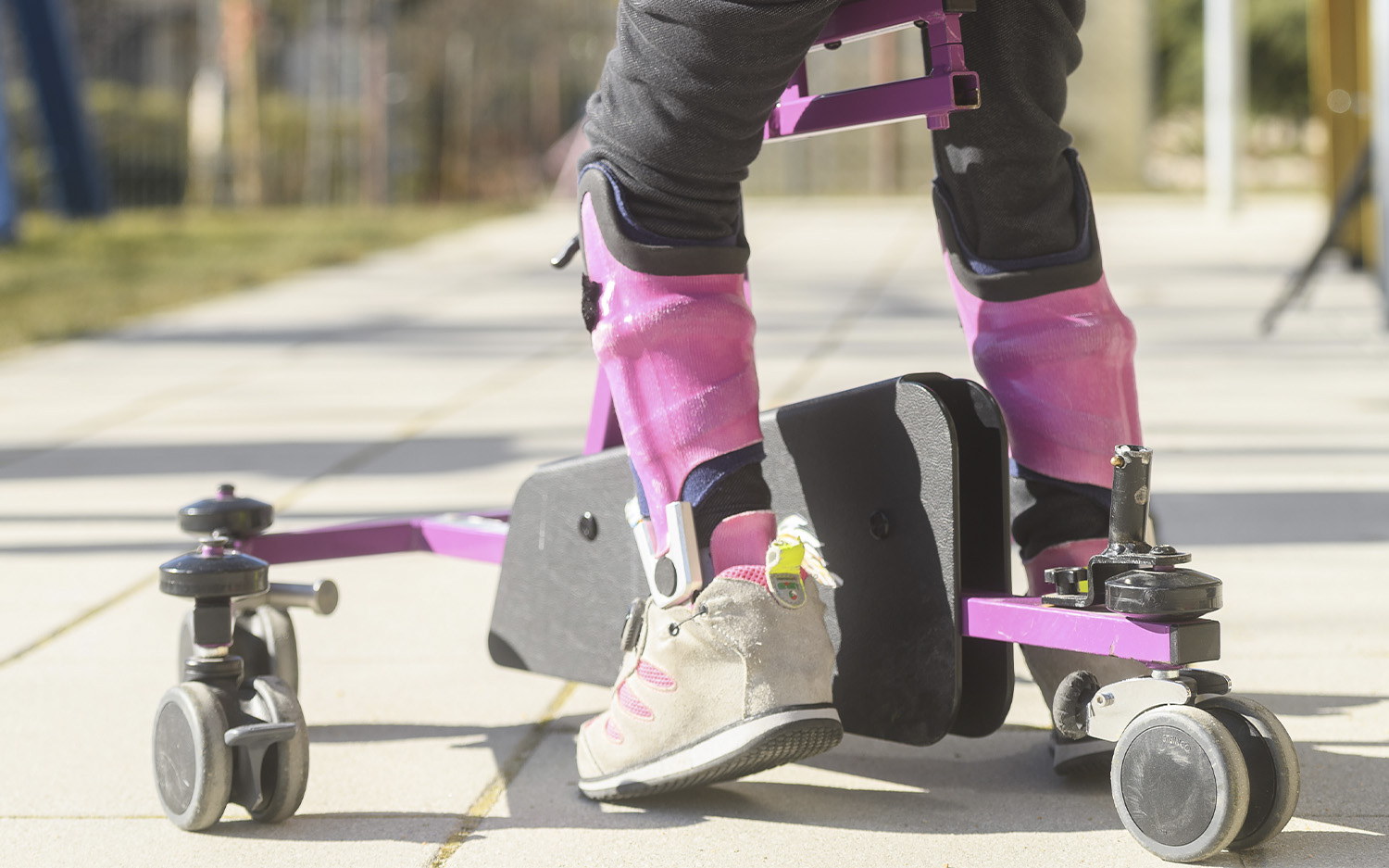 Ein Mädchen läuft mithilfe einer Gehhilfe.